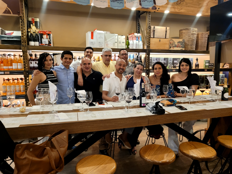 🍇🍷 ¡Un brindis por la buena compañía y el buen vino! 🍷🍇