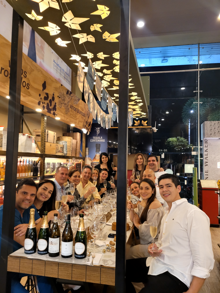 🍷✨ Así cerramos nuestras Catas de Vino con Dislicores… ¡y qué gran manera de brindar juntos por momentos inolvidables! 🥂